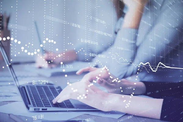 Doble exposición de las manos de las mujeres que trabajan en la computadora y el tema de datos holograma dibujo. Concepto técnico. —  Fotos de Stock