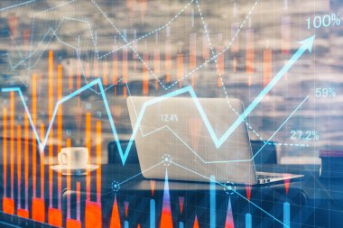 Arka planda eski pazar grafik hologramı ve kişisel bilgisayar var. Çifte maruziyet. Yatırım kavramı.