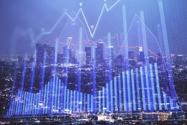 Gráfico financiero sobre paisaje nocturno de la ciudad con altos edificios de doble exposición de fondo. Concepto de análisis . —  Fotos de Stock