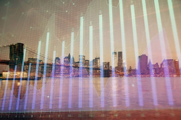 Gráfico financiero sobre paisaje nocturno de la ciudad con altos edificios de doble exposición de fondo. Concepto de análisis . —  Fotos de Stock