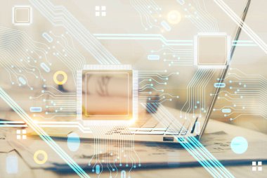 Bilgisayar ve teknoloji temalı holograma çifte maruz kalma. Serbest çalışma kavramı.