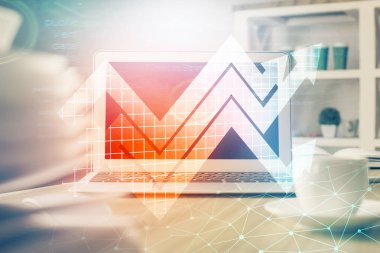 Bilgisayar masaüstünde, okların hologramını gösteriyor. Çifte maruziyet. Başarı kavramı.