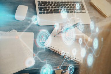 Veri çözeltisi hologramı ile arka plan üzerine yazılan ellere çoklu maruz kalma. Teknoloji konsepti.