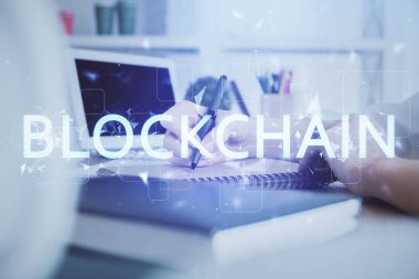 Kripto para birimi hologramı, notlar alan ellerin üzerinde arka plan. Blockchain kavramı. Çoklu pozlama