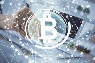 Kripto para birimi hologramı, Bitcoin, ellerin üstünde ico teması not tutuyor. Engelleme zinciri kavramı. Çoklu pozlama
