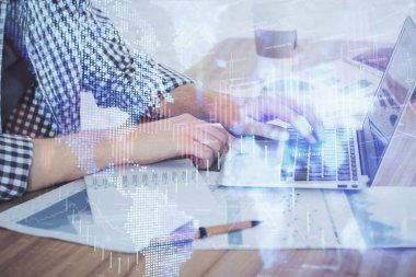 Arka planda bilgisayar üzerinde çalışan adam ile borsa grafiği çoklu pozlama. Finansal analiz kavramı.