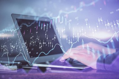 Arka planda dizüstü bilgisayar üzerinde çalışan adam ile borsa grafiği çift pozlama. Finansal analiz kavramı.