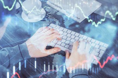 Arka planda ofiste bilgisayarda yazan adam ile grafik çift pozlama. Sıkı çalışma kavramı.