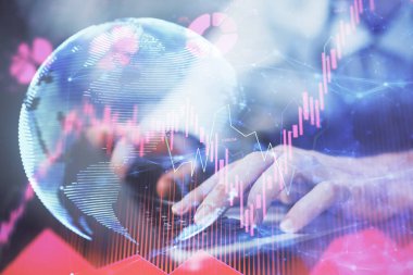 Arka planda dizüstü bilgisayar üzerinde çalışan işadamı çift pozlama. Önde uluslararası iş hologramı. Başarı kavramı.