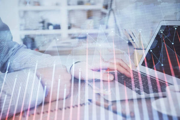 Multi exposición de gráfico del mercado de valores con el hombre que trabaja en la computadora en el fondo. Concepto de análisis financiero . —  Fotos de Stock