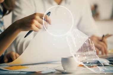 Arka planda not alan insanların yaratıcı çizimlerine iki kez maruz kalmak. Başlangıcın konsepti