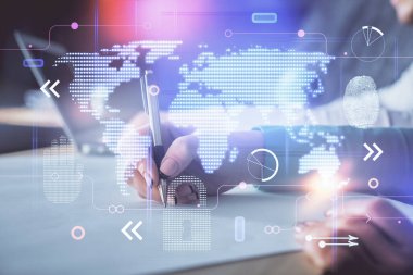 Arka planda not alan insanları gösteren haritanın çifte görüntüsü. Uluslararası bağlantı kavramı