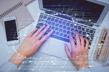 Bilgisayar ve veri temalı hologram çizimlerinde çalışan kadın elleri çift pozlama. Üst Manzara. Teknoloji konsepti.