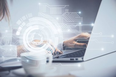 Bilgisayar ve veri temalı hologram çizimleri üzerinde çalışan kadın ellerine çok fazla maruz kalma. Teknoloji kavramı.