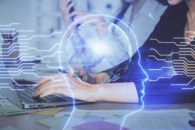 Bilgisayar ve beyin hologramı çizimleri üzerinde çalışan çok sayıda kadın eli var. Ai kavramı.