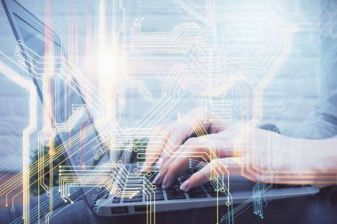 Bilgisayar ve dünya haritası çizimleri üzerinde çalışan kadın elleri çift pozlama. Uluslararası teknoloji sektörü konsepti.