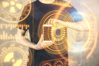 Erkeklerin el ele tutuşup dijital bir cihaz ve teknik temalı hologram çizimi kullanırken çift pozlama. Teknoloji konsepti.