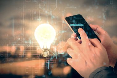 Dijital bir cihaz ve ampul hologram çizimi kullanarak erkeklerin ellerini tutarken çift pozlama. Fikir kavramı.