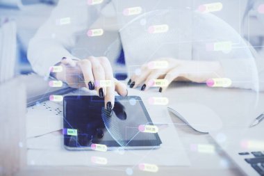 Teknolojiye çifte maruz kalma, hologram çizimi ve cep telefonu kullanan bir kadın. Ai kavramı