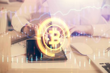 Hologram ve cep telefonu kullanan bir kadın tarafından iki kez görüntülenir..