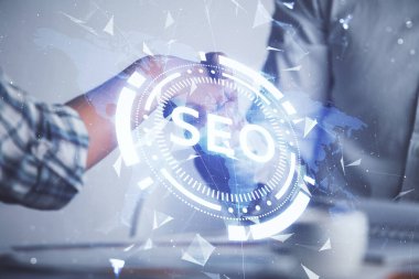 SEO hologramı ve iki adamın el sıkışması iki kez görüntülendi. Arama optimizasyon kavramı.