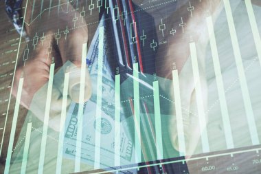 Forx grafiği, hologram, Amerikan dolarları ve insan eli çizimleri. Teknik Analiz kavramı.