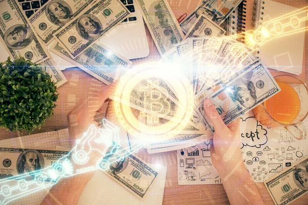 Multi esposizione di blockchain tema disegno ologramma e dollari USA banconote e mani uomo. Concetto aziendale. — Foto Stock