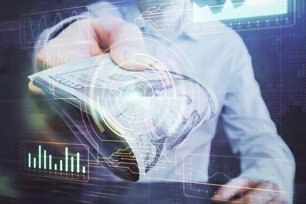 Dubbele blootstelling van technologie die hologram tekent en ons dollars biljetten en mannenhanden. Gegevensconcept — Stockfoto