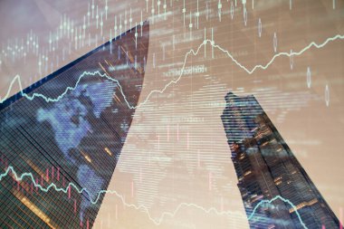 Yüksek binaların arka planında çoklu pozlama olan eski şehir haritası. Finansal araştırma kavramı.