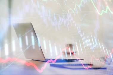 Grafik ve finansal bilgilere çifte maruz kalma ve bilgisayar geçmişi olan çalışma alanı. Uluslararası çevrimiçi ticaret kavramı.