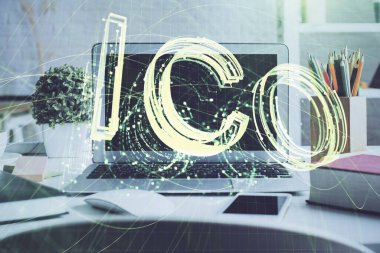 Engelleme zincirine ve kripto ekonomi temalı holograma ve bilgisayar arkaplanlı masaya çoklu maruz kalma. Bitcoin kripto para kavramı.