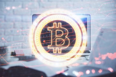 Engelleme zincirine ve kripto ekonomi temalı holograma ve bilgisayar arkaplanlı masaya çoklu maruz kalma. Bitcoin kripto para kavramı.