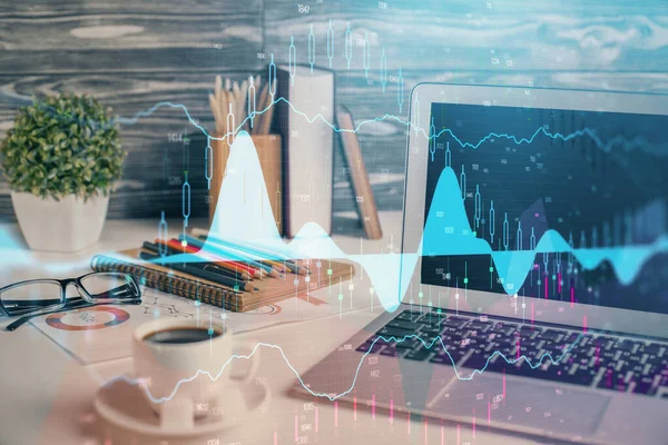 Dibujo gráfico financiero y tabla con la computadora en el fondo. Exposición múltiple. Concepto de mercados internacionales. —  Fotos de Stock