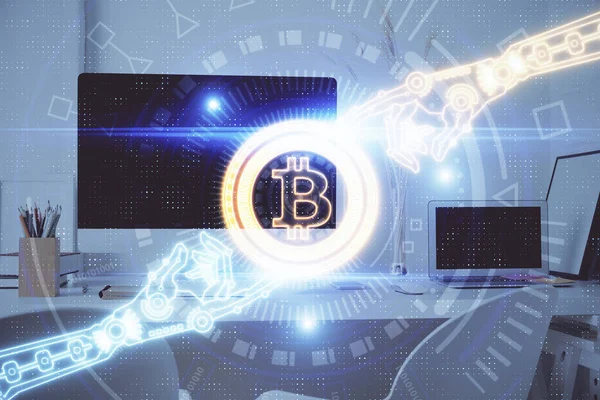 Engelleme zincirine ve kripto ekonomi temalı holograma ve bilgisayar arkaplanlı masaya çoklu maruz kalma. Bitcoin kripto para kavramı. — Stok fotoğraf
