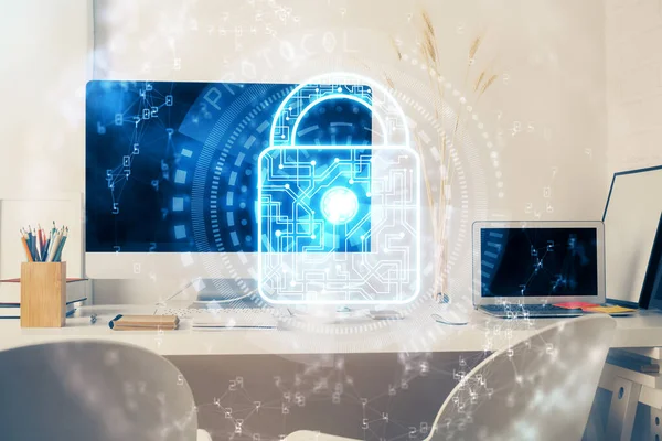 Doppelbelichtung des Desktops mit Computer- und Lock-Symbol-Hologramm. Konzept der Datensicherheit. — Stockfoto