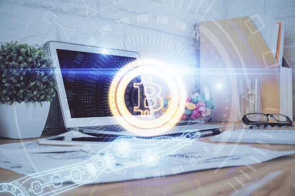 Engelleme zincirine ve kripto ekonomi temalı holograma ve bilgisayar arkaplanlı masaya çoklu maruz kalma. Bitcoin kripto para kavramı.