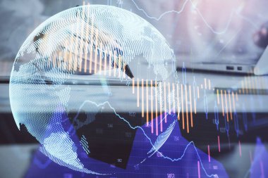 Forex grafik hologramı ile not lar yapan kadın ellerinin çift pozlama. Kavram teknik analizi.
