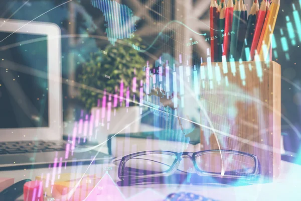 Holograma gráfico financiero con gafas sobre el fondo de la mesa. Concepto de negocio. Doble exposición . —  Fotos de Stock