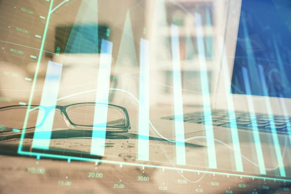 Οικονομικό ολόγραμμα με γυαλιά στο φόντο του τραπεζιού. Έννοια της επιχείρησης. Διπλή έκθεση. — Φωτογραφία Αρχείου