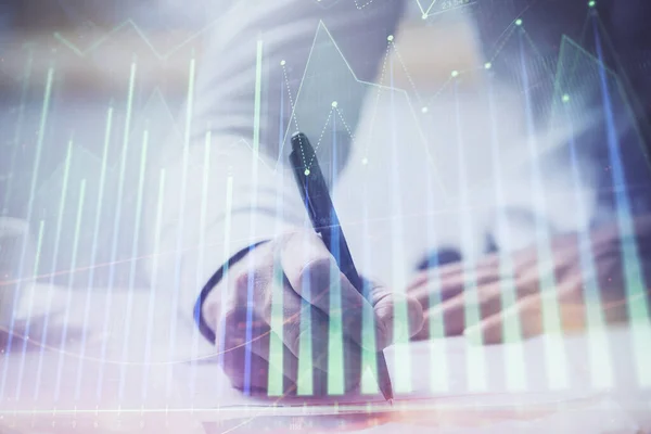 Grafico di trading finanziario multi esposizione con sfondo desktop uomo. — Foto Stock