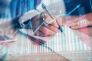 Bir kadın eller Not defteri hisse senedi piyasası hakkında bilgi yazma. Ön Forex grafik hologramlar. Araştırma kavramı. Çoklu pozlama