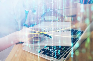 Teknoloji ve dijital kodlama simgeleriyle arka planda kadınların birden fazla pozu. Veri geliştirme kavramı.