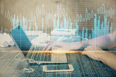 Arka planda bilgisayarla çalışan bir adamla iki kez ön x çizelgesine maruz kaldık. Pazar analizi kavramı.