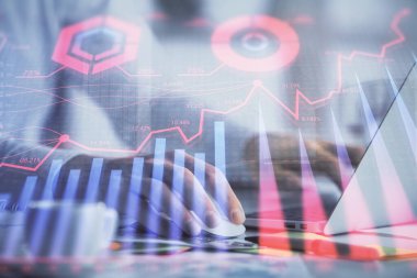 Arka planda bilgisayarda çalışan bir adamla ön x grafiğine iki kez maruz kalıyoruz. Pazar analizi kavramı.