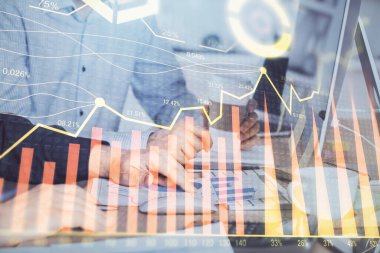 Adam arka planda ofiste bilgisayarda yazarak grafik Multi pozlama. Zor iş kavramı.