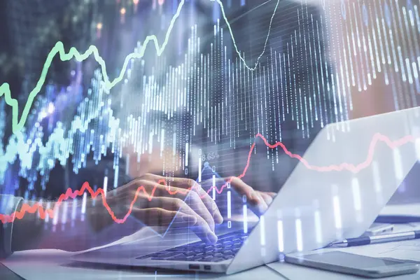 Doppelbelichtung des Marktdiagramms mit einem Mann, der am Computer im Hintergrund arbeitet. Konzept der Finanzanalyse. — Stockfoto