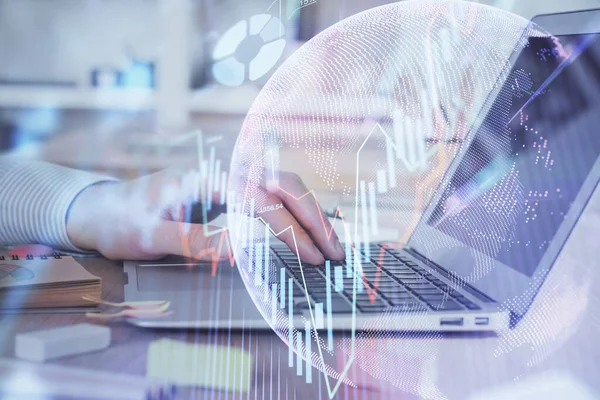 Doble exposición del gráfico del mercado de valores con el hombre trabajando en el ordenador portátil en el fondo. Concepto de análisis financiero . — Foto de Stock