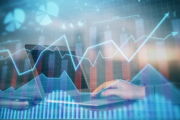 Dvojnásobná expozice grafu akciového trhu s mužem pracujícím na pozadí přenosného počítače. Koncepce finanční analýzy. — Stock fotografie