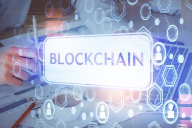 Kripto para tema hologramı arka planda bilgisayar üzerinde çalışan işadamı ile. Blockchain kavramı. Çift pozlama.