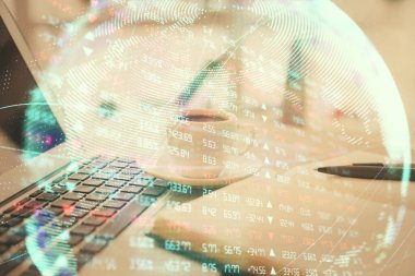 Masa arkasında kahve ve eşyalar olan iki kat iş teması çizimi ve masaüstü görüntüsü. Pazar ticareti kavramı